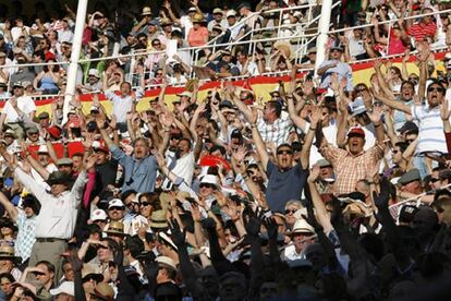 Parte del público de Las Ventas protesta durante un lance de la lidia.