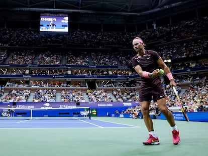 Nadal se dispone a sacar durante el partido contra Hijikata.