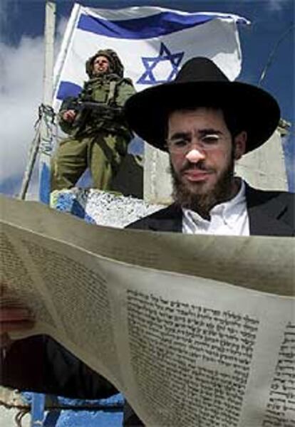 Un judío ultraortodoxo lee un libro religioso en Cisjordania.