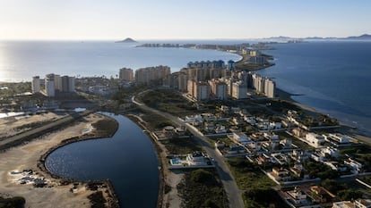 El perfil urbanístico de La Manga del Mar Menor, con el Mediterráneo en la franja izquierda, a vista de pájaro.