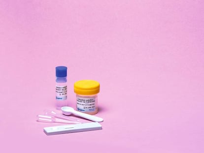 El kit consta de cucharillas y pipetas de pl&aacute;stico desechables, botes de extracci&oacute;n y diluci&oacute;n y tiras anal&iacute;ticas.