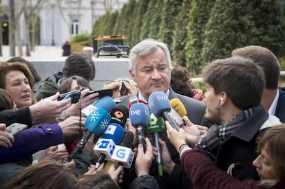 Ignacio Peláez, abogado del expresidente de Banesto Mario Conde, atiende a los medios a su salida hoy de la Audiencia Nacional, donde el exbanquero ha declarado ante el juez Santiago Pedraz, que le investiga por blanqueo de capitales y organización criminal, entre otros delitos.