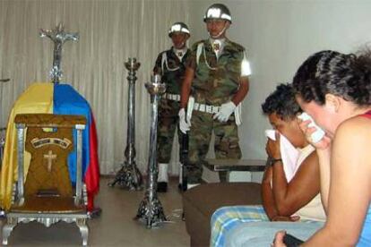 Familiares de uno de los seis soldados muertos el sábado en la provincia de Norte de Santander lloran su muerte.