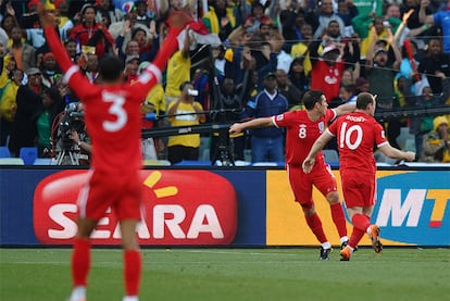 Frank Lampard y Wayne Rooney celebran el gol, pero el línea no lo concede.