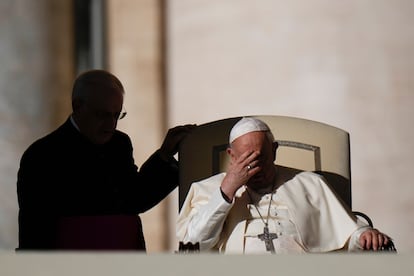 Francisco se toca la frente durante su audiencia general semanal en la Plaza de San Pedro, en el Vaticano, el miércoles 8 de noviembre de 2023. A la izquierda, monseñor Leonardo Sapienza.