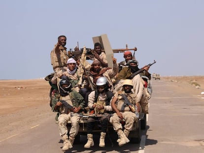 Soldados del Ejército yemení patrullan una carretera cerca de la ciudad de Al Mokha.