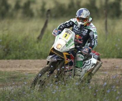 Marc Coma conduce su KTM durante la etapa de ayer del Dakar, en Córdoba.