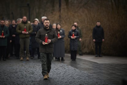 El presidente de Ucrania, Volodímir Zelenski, asiste a una ceremonia para conmemorar el Día de la Memoria del Holocausto en el monumento a las víctimas judías de las masacres nazis en el barranco de Babi Yar en Kiev, Ucrania.