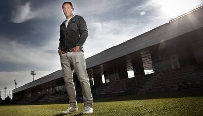 Adriano posa en el ciudad deportiva de San Joan Desp&iacute;.