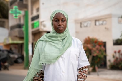 Mariama Diallo, enfermera de 27 años natural de Kolda, en una calle de la ciudad de Dakar, donde reside en la actualidad. Su sueño es reunir el dinero suficiente para poder hacer un master de Salud Pública, pero le resulta complicado sin un trabajo fijo que le permita ahorrar lo suficiente. Se gana la vida cuidando a personas mayores o dando masajes terapéuticos. “Quiero continuar mi carrera, mis estudios. Cuando te casas y tienes hijos, no puedes seguir adelante”, asegura, “todo eso puede venir después”.