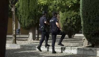 Dos agentes del Cuerpo Nacional de Policía (CNP).