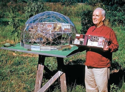 Bucky con  una de sus maquetas del 'Stardart living', un proyecto con el que pretenda construir casas en serie como si fuesen Cadillac. (Museo Whitney de Nueva York). El inventor, matemtico, cientfico, arquitecto y un larga etctera inspir a varios arquitectos de primera lnea para la realizacin de sus obras.