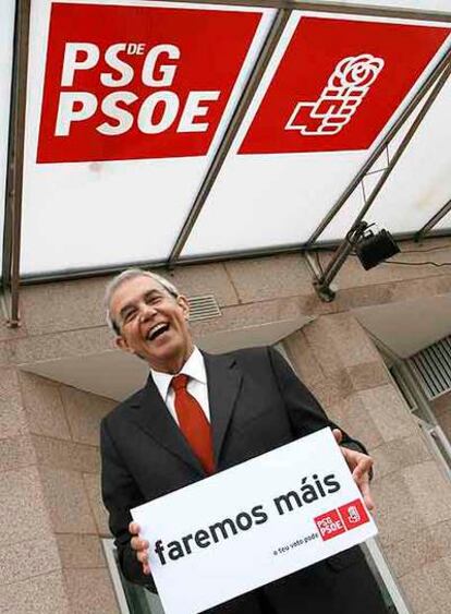 Emilio Pérez Touriño, ayer antes de la pegada de carteles en Ourense.