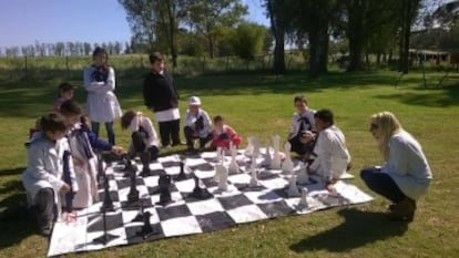 Una actividad campestre del programa Ajedrez para la Convivencia, del Ministerio de Educación de Uruguay