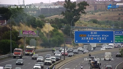 Un incendio al borde de la M-40 kilómetro 53, en Arroyo del Fresno, provoca retenciones por la baja visibilidad