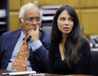 La cantante y música rusa Oksana Grigorieva, junto a su abogado en el tribunal de Los Ángeles.