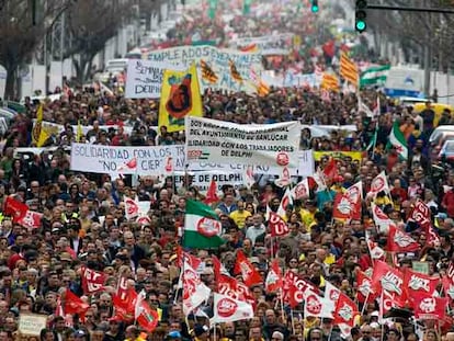 Los trabajadores amenazados por el cierre de la planta de Delphi se han visto respaldados estos días en sus manifestaciones de protesta por la población de Cádiz.