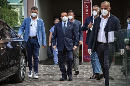 Berlusconi, en el momento de abandonar el hospital en Milán el pasado 14 de septiembre.