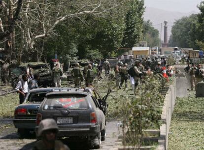 Soldados de la ISAF aseguran la zona del atentado a las puertas del cuartel general de la coalición en la capital afgana.