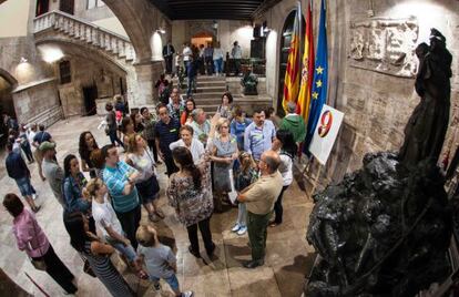 Visitantes en el interior del Palau de la Generalitat.
