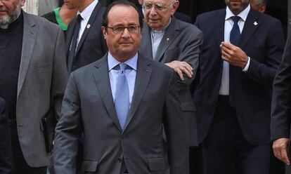 El presidente francés, François Hollande, tras su visita a la iglesia de San Luis de los Franceses en Roma.