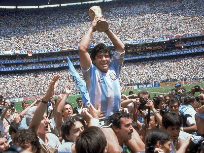 Diego Maradona sujeta la copa del Mundial de 1986, tras el triunfo de Argentina contra Alemania (3-2) en el Estadio Azteca en Ciudad de México.