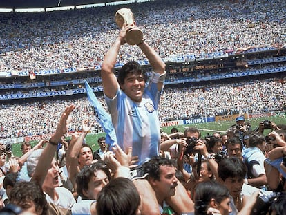 Diego Maradona sujeta la copa del Mundial de 1986, tras el triunfo de Argentina contra Alemania (3-2) en el Estadio Azteca en Ciudad de México.