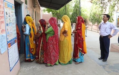 Varias mujeres hacían cola el viernes para votar en un colegio electoral en la aldea de Kotputli, en el Estado indio de Rajastán.