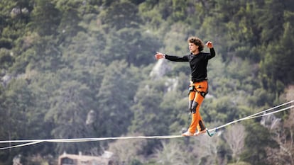 Ayuda a mejorar y fomentar el equilibrio, la coordinación y la concentración, ideal en deportes como la escalada. GETTY IMAGES.