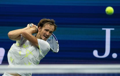 Medvedev golpea de revés durante la final contra Nadal en la Arthur Ashe.