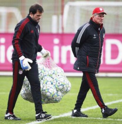 Heynckes (a la derecha), el t&eacute;cnico del Bayern, antes de un entrenamiento