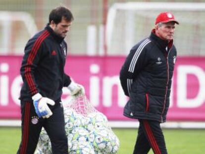 Heynckes (a la derecha), el t&eacute;cnico del Bayern, antes de un entrenamiento