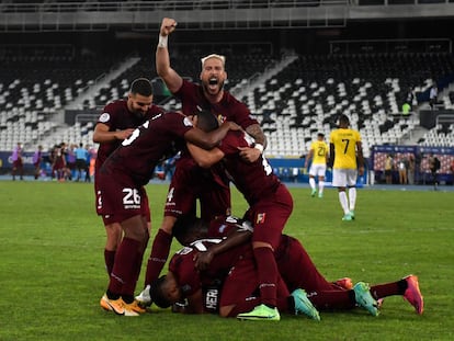 La selección de Venezuela celebra el gol del empate (2-2) frente a Ecuador, en la Copa América.