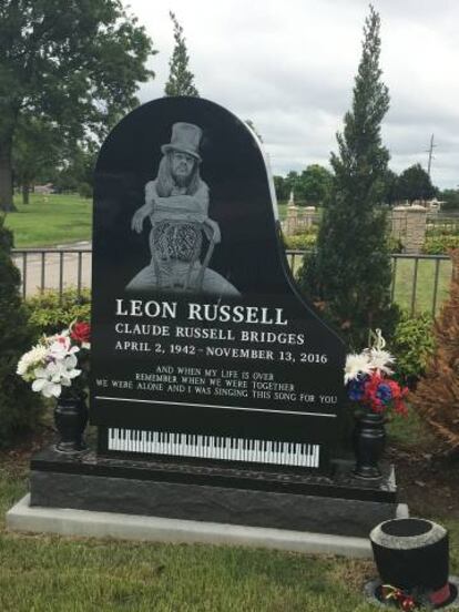 Si hubiera un concurso de lápidas originales, la del sensacional músico Leon Russell, con forma de un gran piano, quedaría en los primeros puesto. Russell descansa desde 2016 en el cementerio de Memphis (EE.UU).