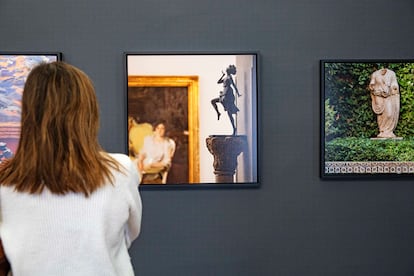 Una visitante admirando algunas de las fotografías de la muestra 'Poéticas de una casa'.