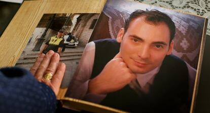 La madre de Julio Miralles con dos fotos de su hijo en su casa de Valencia.