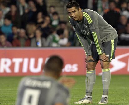 Cristiano Ronaldo e Benzema no campo do Betis.