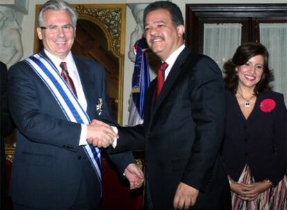 El presidente dominicano, Leonel Fernández (derecha), entrega una condecoración al juez Baltasar Garzón, el viernes en Santo Domingo.