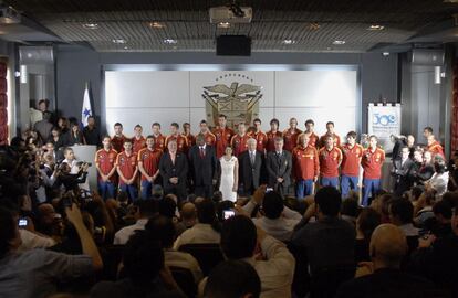 Los jugadores de la selección, durante la recepción con el presidente de Panamá, Ricardo Martinelli.