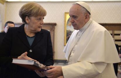 La canciller Angela Merkel y el Papa, en febrero.