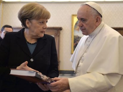 La canciller Angela Merkel y el Papa, en febrero.