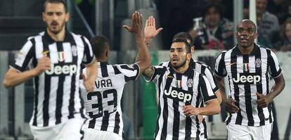 Tévez celebra un gol con sus compañeros