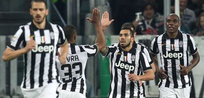 T&eacute;vez celebra un gol con sus compa&ntilde;eros