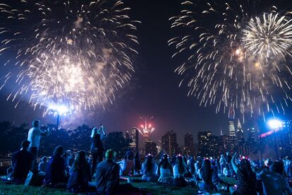 Un grupo de espectadores contemplan los fuegos artificiales sobre la ciudad de Nueva York. Estados Unidos convirtió su celebración del Día de la Independencia en una fecha para el reencuentro después de meses de restricciones por la pandemia de coronavirus, que se ha cobrado en este país más de 600.000 vidas.