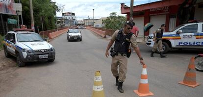 Un pol&iacute;cia bloquea un puente para evacuar la ciudad de Brumadinho tras la rotura de un dique de contenci&oacute;n minero en el estado de  Minas Gerais.