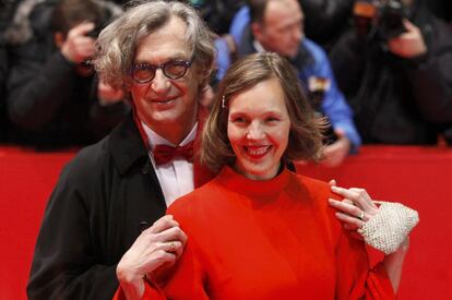 El director Wim Wenders con su esposa Donata llegan a la alfombra roja de la presentación de la película Valor de Ley. Wenders presenta en Berlín su documental en 3D sobre la coreógrafa Pina Bausch.