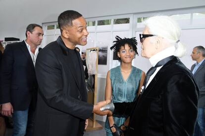 Will Smith y su hija Willow saludan a Karl Lagerfeld en la Semana de la Moda de París de 2016.