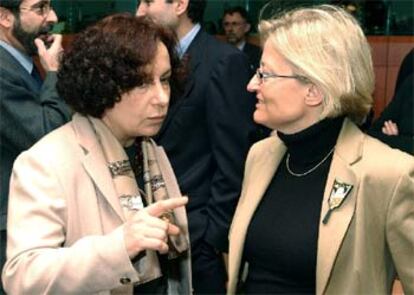 Ana Palacio (a la izquierda) y su homóloga sueca, Anna Lindc, ayer en Bruselas, en el Consejo de Exteriores de la UE.