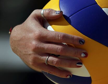 Detalle de las uñas de la británica Shauna Mullin momentos antes de que comience el partido de voleibol playa contra Rusia.