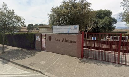 Entrada del colegio Les Alzines, en Girona.
